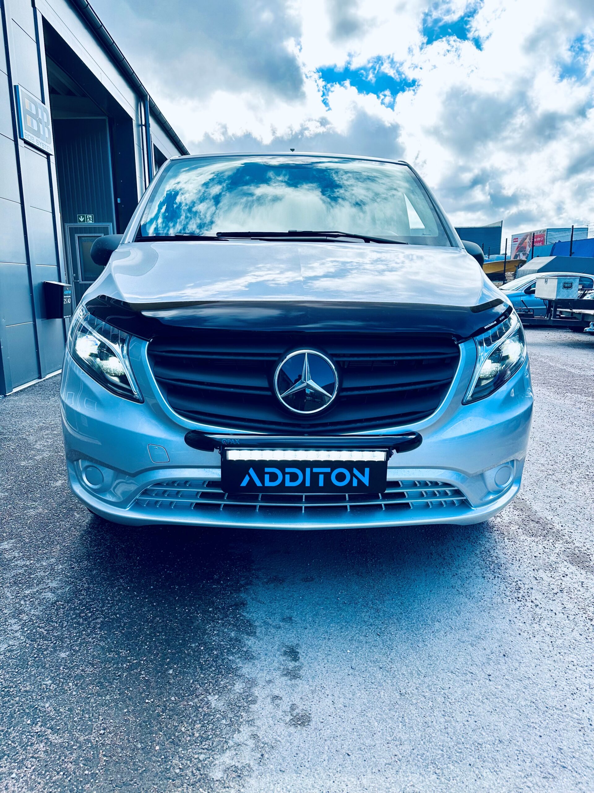 MB Vito med frontbåge från Q-PAX, LED-bar från Strands och huvskydd från KAMA
