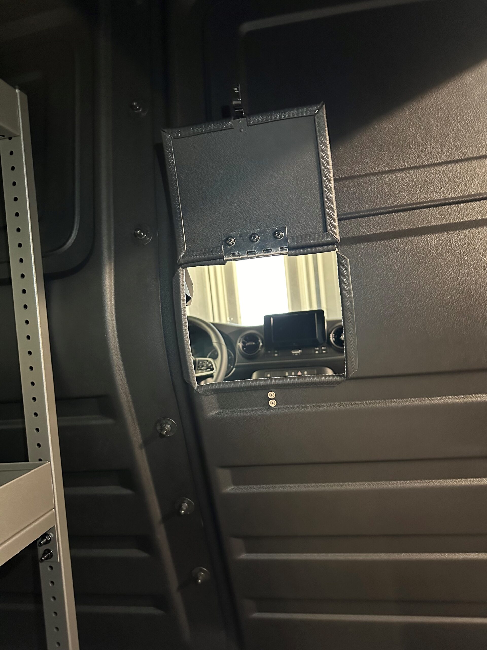 Bilinredning i Mercedes Citan – målarbil med hyllor och genomlastningslucka